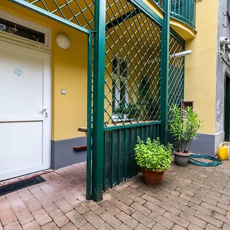 Apartment In Quiet Street *